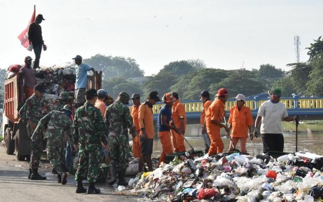 Dinas Lingkungan Hidup Dan Kebersihan (DLHK) Bersama Anggota TNI Kodim ...